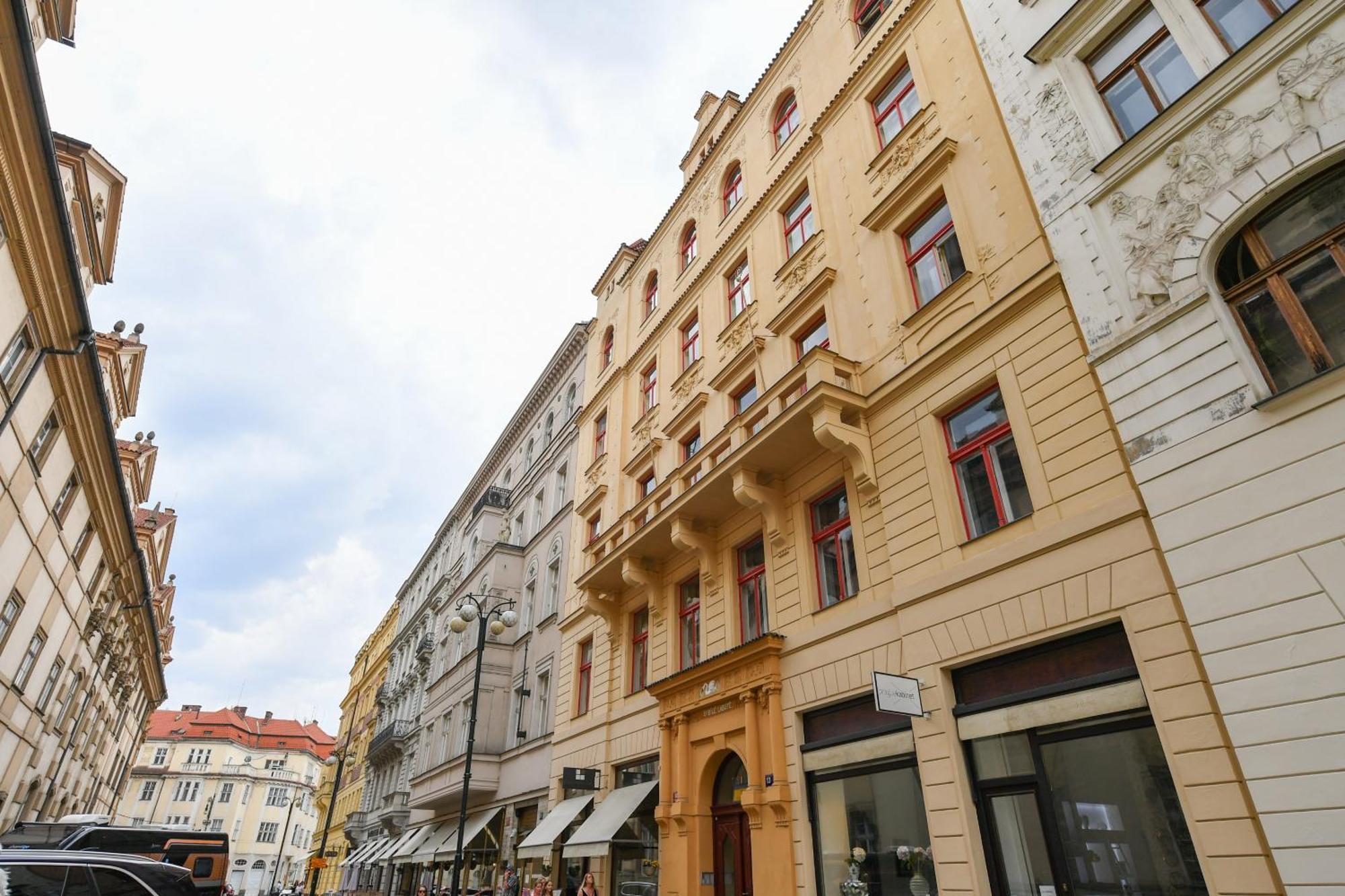 Stunning Charles Bridge Apartment Prague Exterior photo